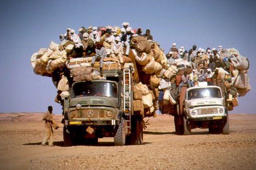 Völkerwanderung durch die Wüste - ein LKW über der Belastungsgrenze