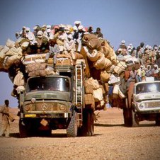 Völkerwanderung durch die Wüste - ein LKW über der Belastungsgrenze