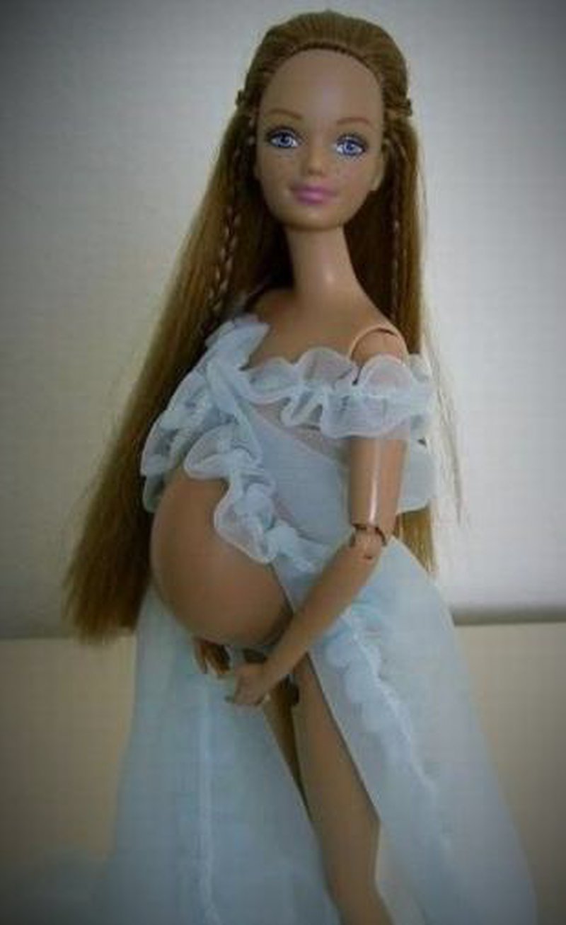 Schwangere Barbie posiert nackt