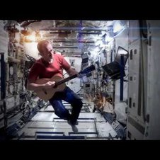 Astronaut dreht Musikvideo im Weltall
