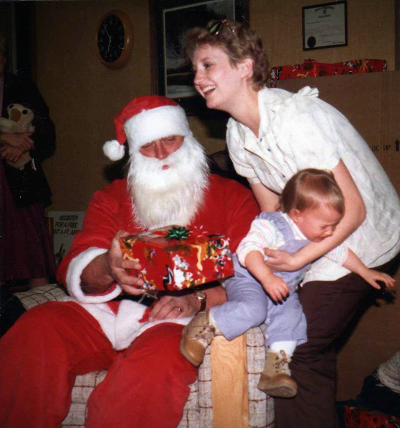 Diese Kind springt gleich todesmutig herab vor Angst vorm Weihnachtsmann