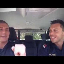 Polizisten singen Atemlos