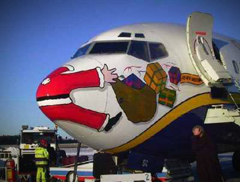Diese Airline war wohl am Nordpol - der arme Weihnachtsmann klebt auf der Flugzeug-Nase