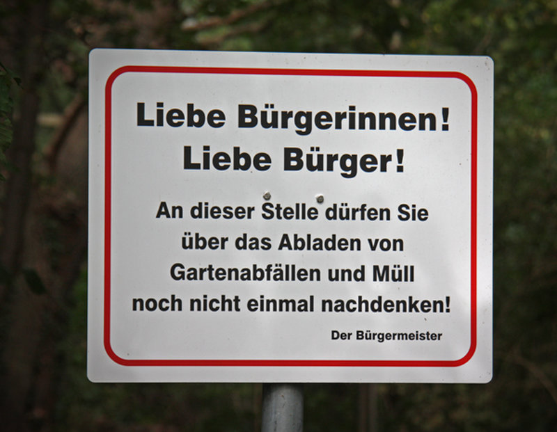 Bürgermeister-Schild: Keinen Müll abladen.