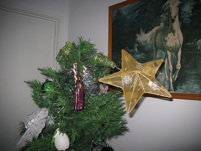 Der Stern war einfach zu schwer für den Christbaum. 