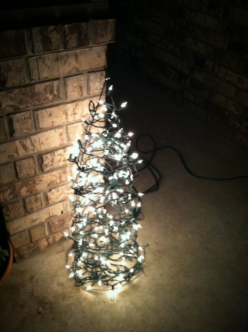 Etwas Draht und zwei, drei Lichterketten – fertig ist der minimalistische Christbaum. 