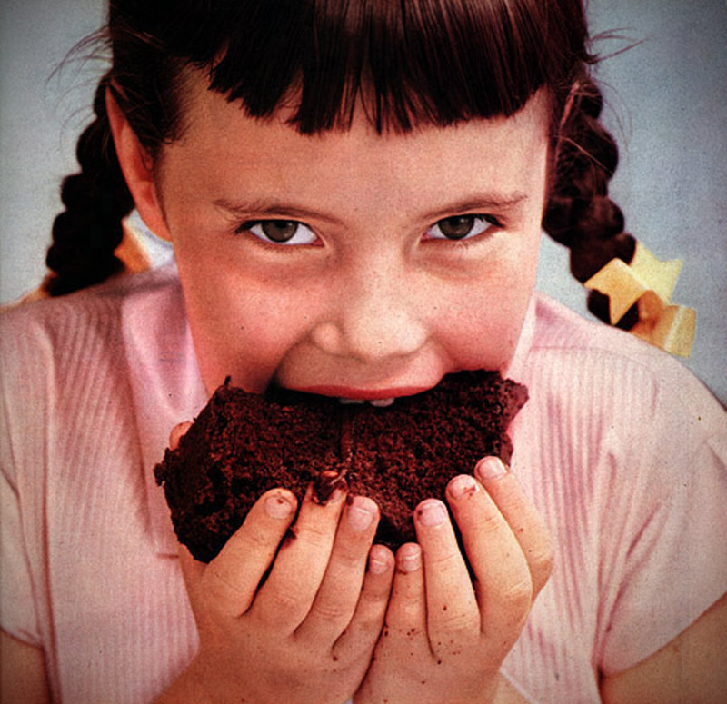 Irres Mädchen isst Kuchen