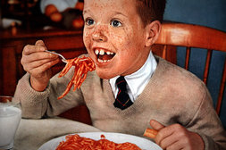 Verrücktes Kind mit Spaghetti