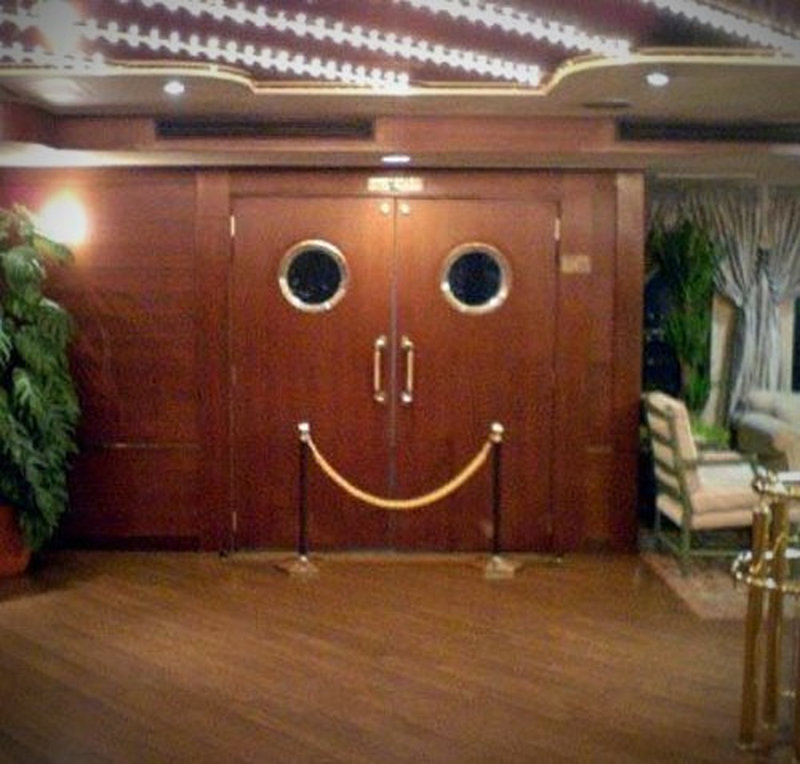 Lächelnde Tür garantiert gute Laune