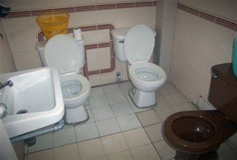 Raum mit drei Toiletten