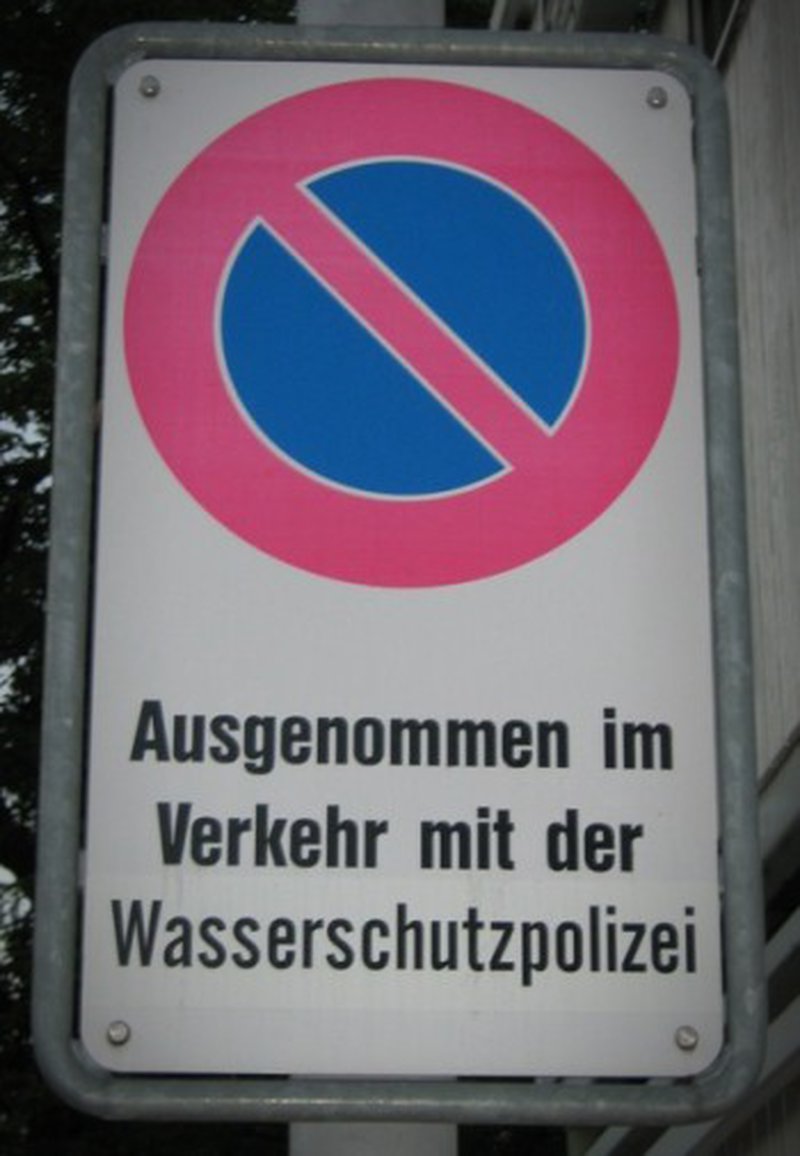 Dieses Schild rät zum Verkehr mit der Wasserschutzpolizei. 