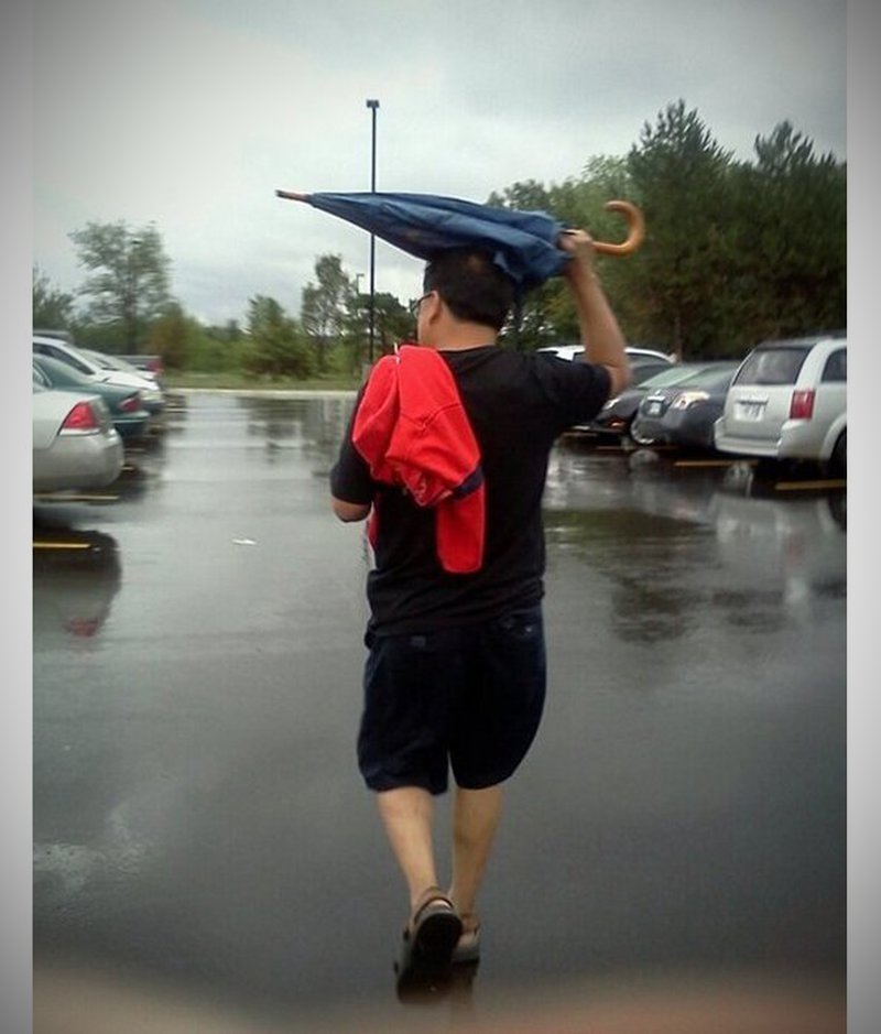 Ein geschlossener Regenschirm kann kaum den richtigen Schutz bieten