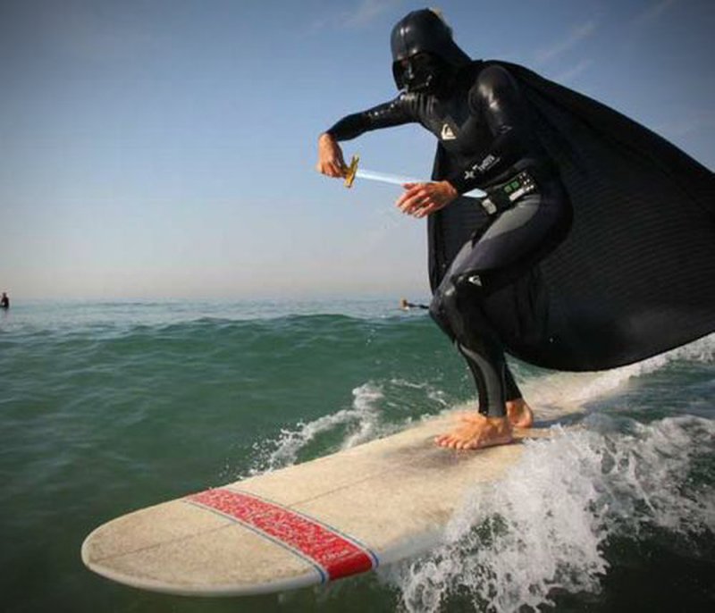Sogar mit Laserschwert: Darth Vader auf dem Surfbrett