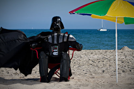 Sonnenschutzfaktor 3000 - Darth Vader am Strand