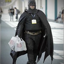 Batman hat zugelegt und präsentiert sich in entsprechendem Kostüm