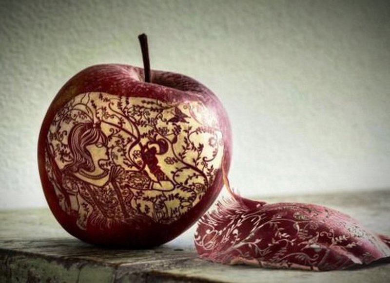 Schnitz-Kunst in einem Apfel: Ein wahres köstliches Meisterwerk