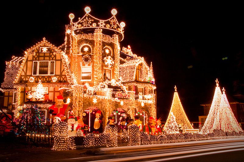 Dieses Haus erstrahlt in einem Lichtermeer – perfekt für die Weihnachtszeit.