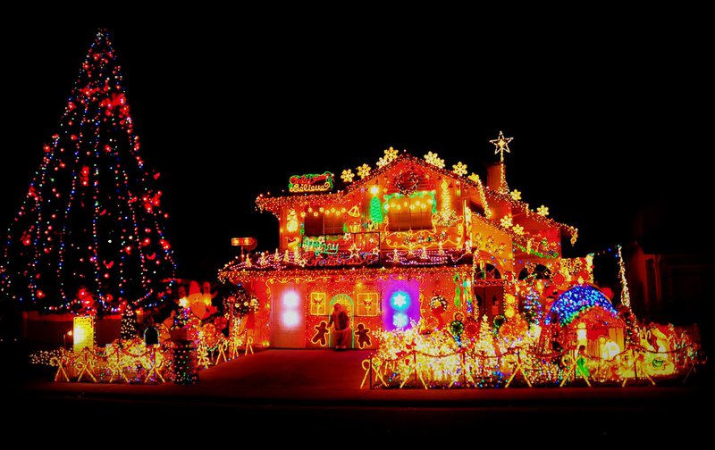 Ein derartig weihnachtlich dekoriertes Haus fällt in der Nachbarschaft auf. 