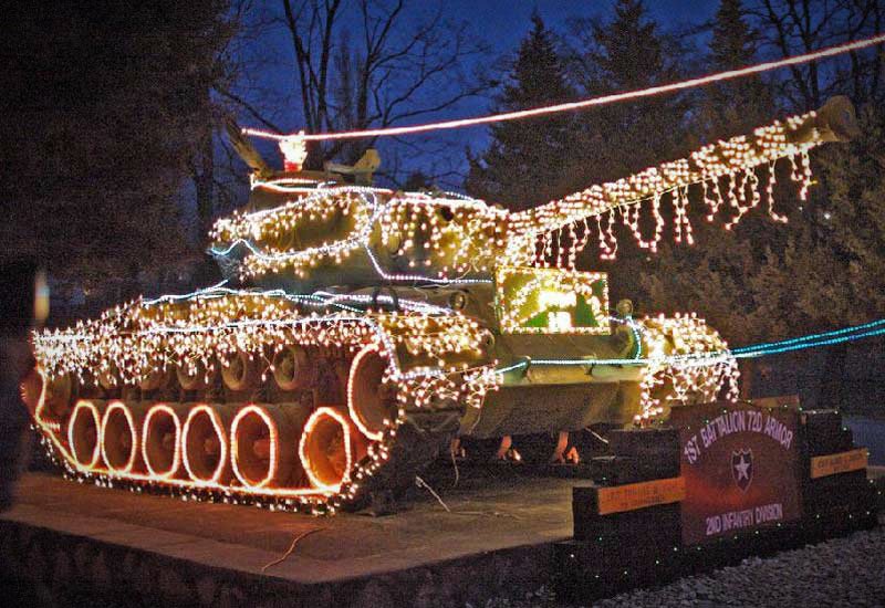Hier wurde nicht ein Haus in die Weihnachtsdeko einbezogen, sondern ein Panzer. 