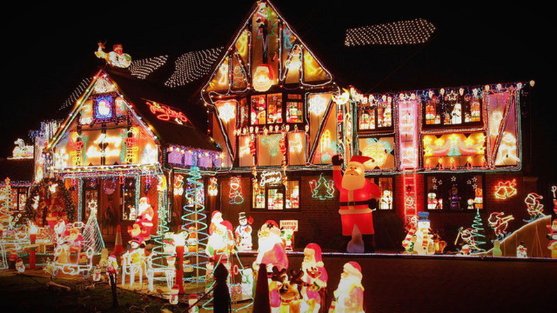 Mit ganz viel Lichterketten und leuchtenden Weihnachtsmännern wird aus dem Eigenheim im Handumdrehen ein Lebkuchenhaus. 