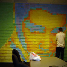 Elvis lebt! Als Post-It Art an der Wand.