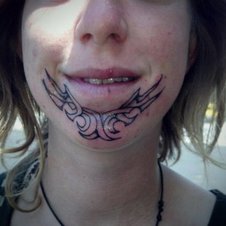 Ein Tattoo kann ein Gesicht verunstalten