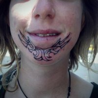 Ein Tattoo kann ein Gesicht verunstalten