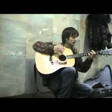 Kurt Cobain Double in russischer U-Bahn