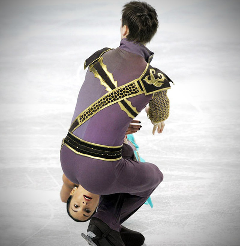 In dieser Perspektive wirkt es so, als würde der Eiskunstläufer seine Partnerin gebären. 