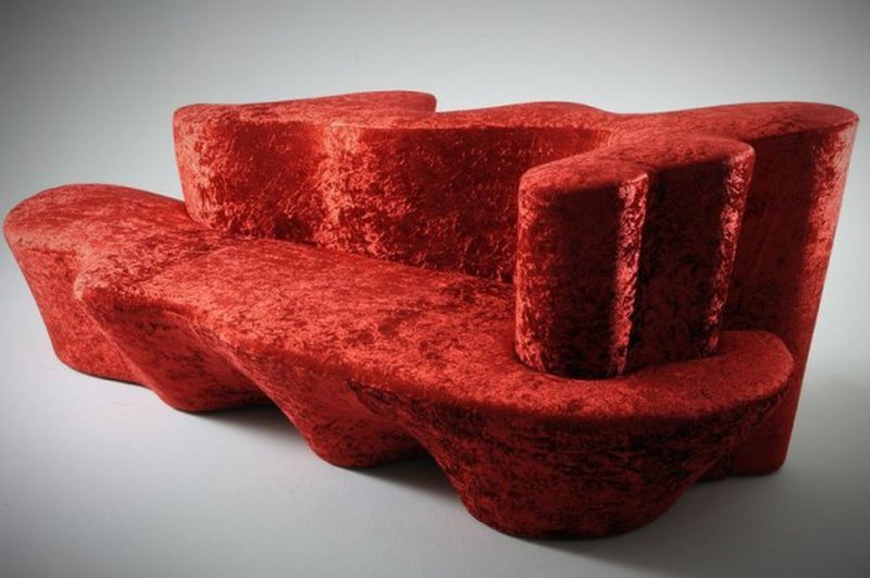 Ein rotes Etwas als Sofa