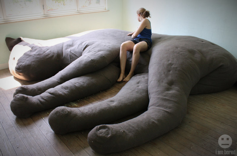 Eine riesige Katze als Sofa?