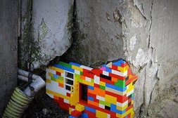 Kleine Legosteine sollen große Mauer stabilisieren