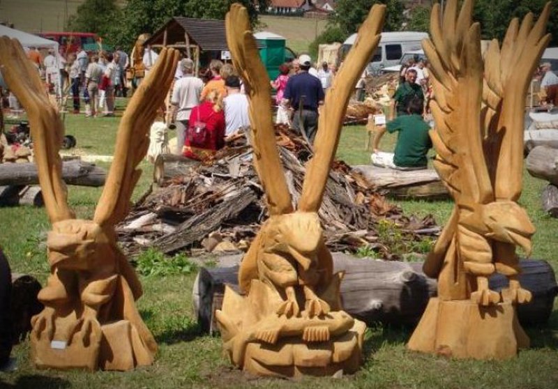 Drei große und imposante Holzadler 