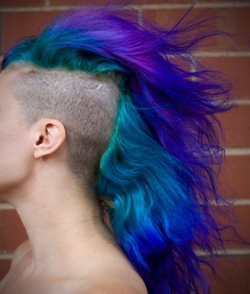 Blau-Lila Regenbogen im Haar