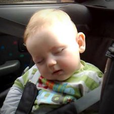 Lachen oder Schlafen? Dieses Baby kann sich nicht entscheiden!