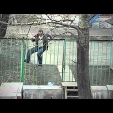 Betrunkener versucht, über Zaun zu klettern