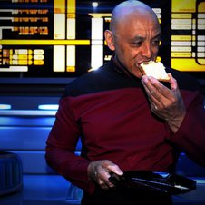 Tony isst einen Toast bei der Arbeit. Auch das hätte es bei der Sternenflotte nicht gegeben!