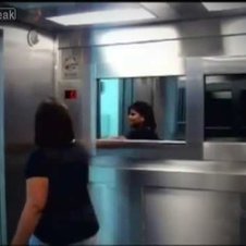 Gruseliger Fahrstuhl-Streich: Warum nur alle vor einem harmlosen kleinen Mädchen Angst haben?