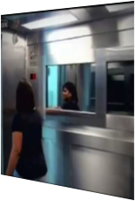 Gruseliger Fahrstuhl-Streich: Warum nur alle vor einem harmlosen kleinen Mädchen Angst haben?