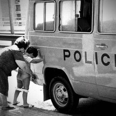 Gegens Polizeiauto pinkeln – das geht nie früh genug