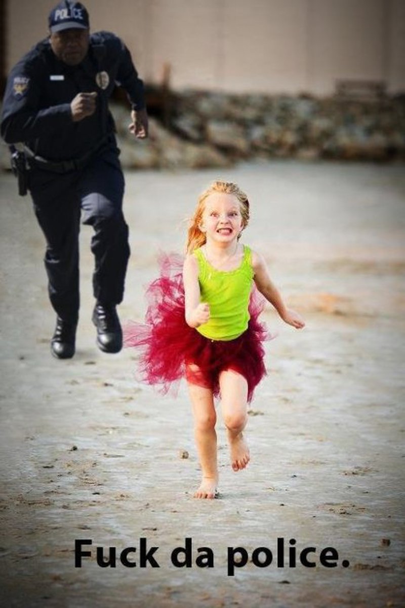 Mädchen läuft vor Polizei weg