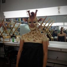 Mensch mit perfektem Giraffen-Make-Up