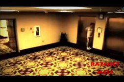 Mann läuft nackt durch ein Hotel