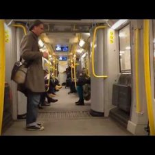 Dieser U-Bahn-Gast genießt das Leben