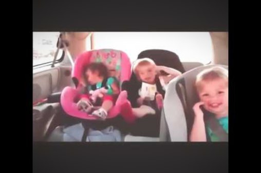 Babys rocken im Auto