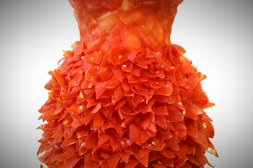 Dieses Kleid erinnert an ein Arrangement aus zahlreichen Blütenblättern