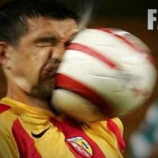 Was ist größer – Fußball oder Gesicht?