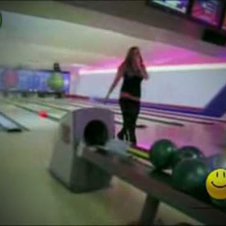 Blondine versagt beim Bowling spektakulär