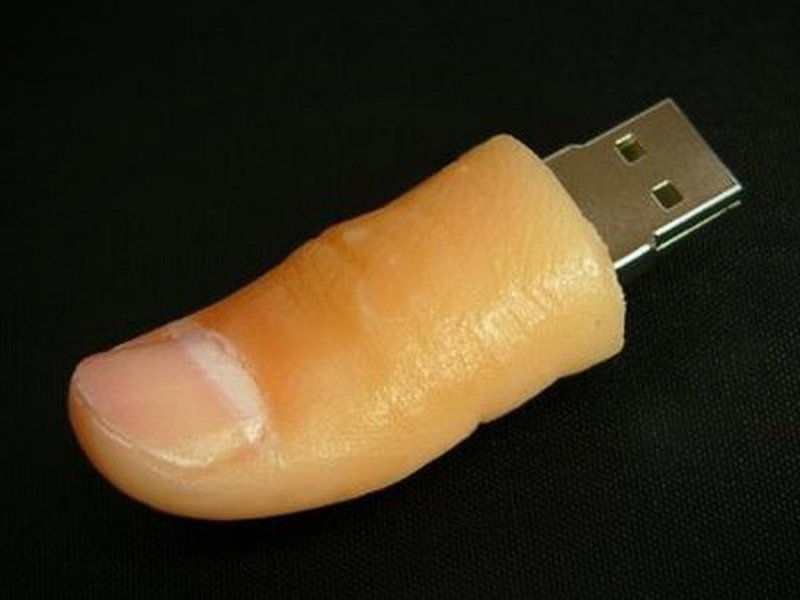 Täuschend echt: Daumen als USB-Stick