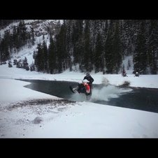 Schneemobil versinkt im Fluss